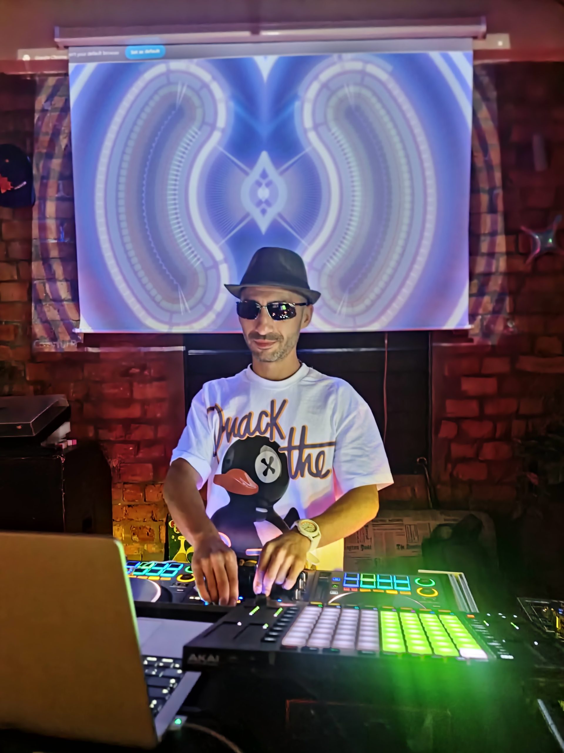 DJ FlorinacDJ Florinacho la platanele Cyclic, decor industrial cu boltă din cărămidăho la platanele Cyclic, decor industrial cu boltă din cărămidă