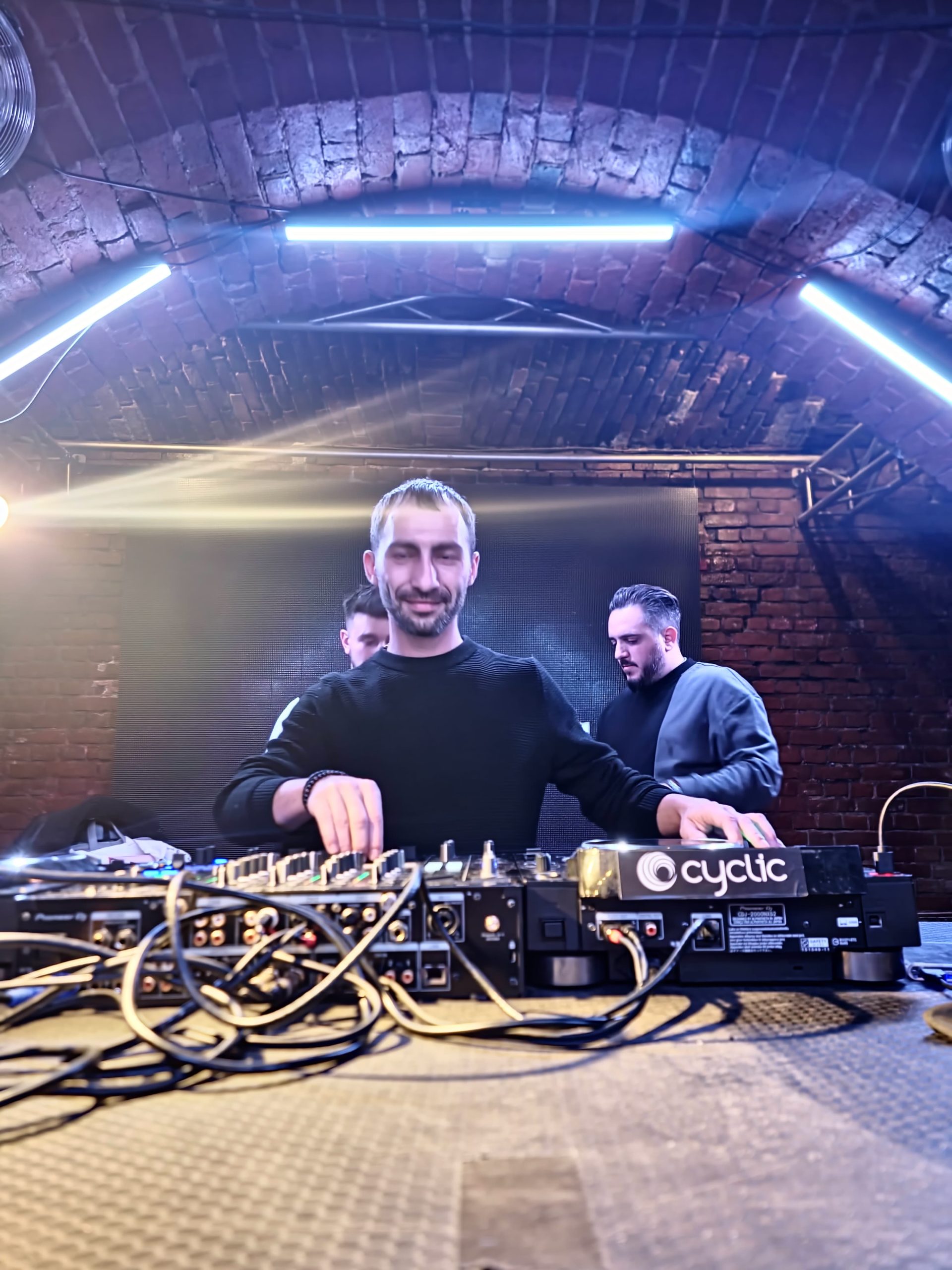DJ FlorinacDJ Florinacho la platanele Cyclic, decor industrial cu boltă din cărămidăDJ Florinacho mixând live, cu vizual proiectat în fundalho mixând live, cu vizual proiectat în fundal